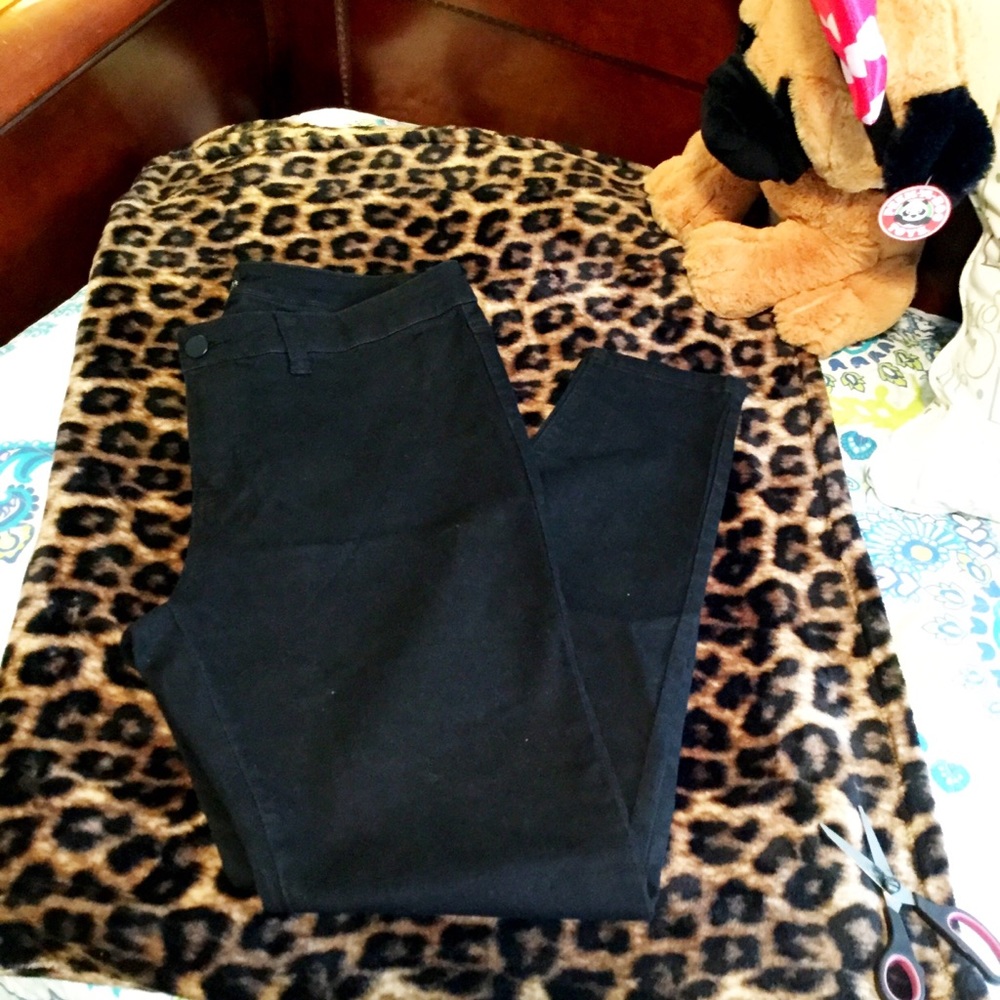 Black Skinny Leg/Straight Leg Jeans